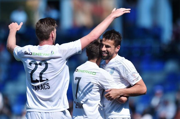 Autor druhého gólu Boleslavi Milan Baroš (vpravo) se raduje s Alešem Čermákem a Ladislavem Takácsem z branky proti Plzni.