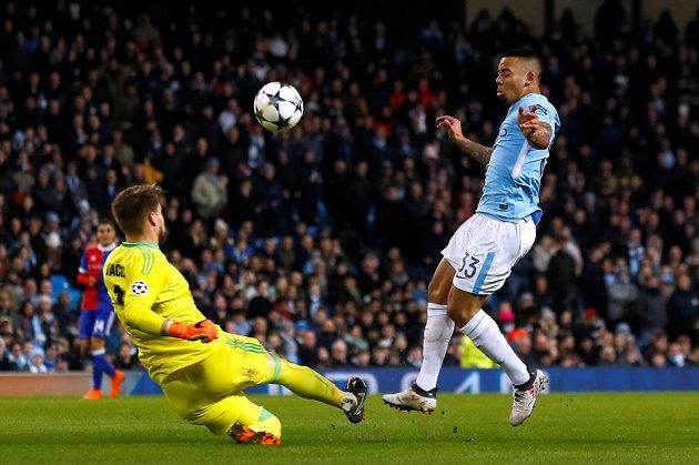 Gabriel Jesus z Manchesteru City proti brankáři Tomáši Vaclíkovi z Basileje v odvetě osmifinále Ligy mistrů.
