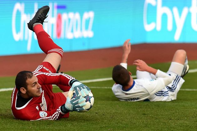 Brankář Mladé Boleslavi Kamran Agajev tentokrát před Bronislavem Stáňou z Baníku zasáhl. V závěru se ale nechal vyloučit a středočeskému týmu zavařil.
