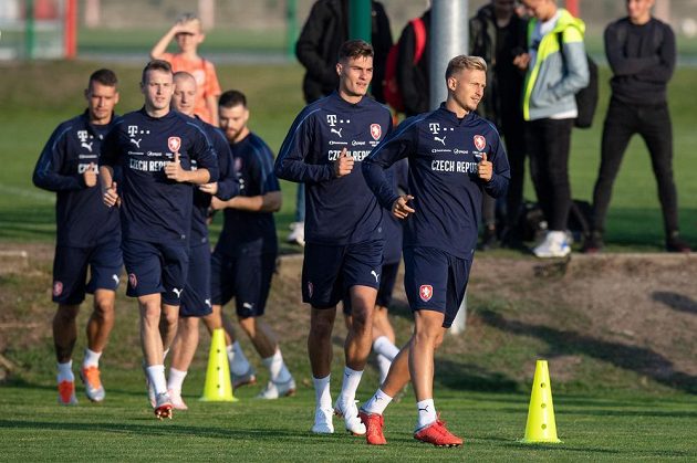Antonín Barák (vpravo) a Patrik Schick během tréninku české fotbalové reprezentace v Praze.
