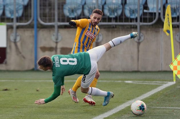 Zleva Jan Sýkora z Jablonce, Karol Mondek z Opavy v utkání 19. kola nejvyšší fotbalové soutěže.