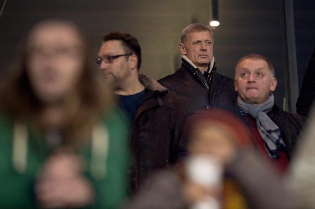 Trenér Sparty Praha Zdeněk Ščasný sleduje z tribuny utkání Evropské ligy proti Schalke.