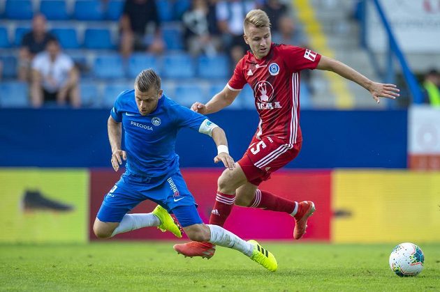 Radim Breite (vlevo) z Liberce a Ondřej Zmrzlý z Olomouce v akci během utkání 4. kola první fotbalové ligy.