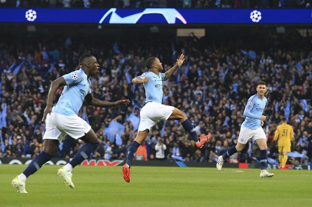 Fotbalista Manchesteru City Raheem Sterling (uprostřed) se raduje se svými spoluhráči z úvordní trefy proti Tottenhamu v odvetě čtvrtfinále Ligy mistrů.