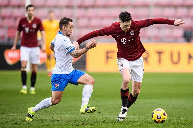 Adam Jánoš z Baníku Ostrava a Ladislav Krejčí ze Sparty během utkání osmifinále MOL Cupu.