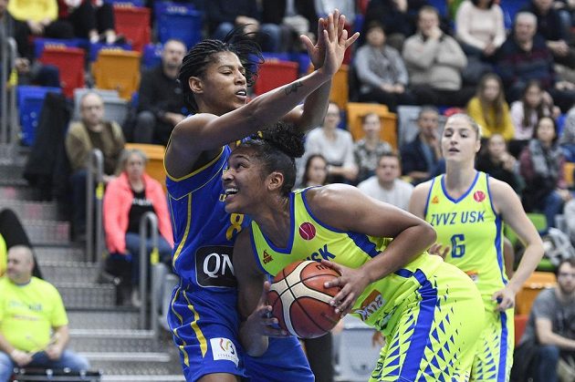 Basketbalistka Céleste Trahanová-Davisová z Braine se snaží bránit hráčku USK Alyssu Thomasovouv utkání Evropské ligy.