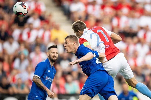 Kapitán Slavie Milan Škoda se prosadil ve vzdušném souboji s Mykytou Burdou z Dynama Kyjev v utkání 3. předkola Ligy mistrů.