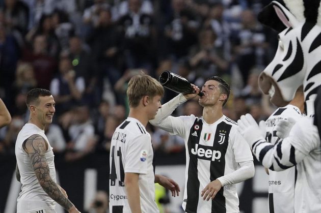 Juventus slaví mistrovský titul. Šampaňské na oslavu chutnalo i Cristianu Ronaldovi.