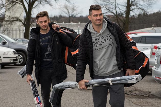 Obránce Jan Kolář (vpředu) a útočník Tomáš Zohorna přicházejí na kemp hokejové reprezentace ve Velkých Popovicích.
