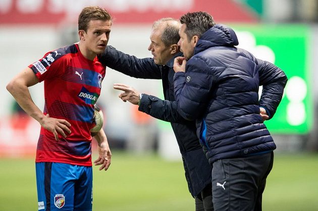 Plzeňský záložník Jan Kopic, trenér Roman Pivarník a asistent Pavel Horváth během utkání v Ďolíčku.