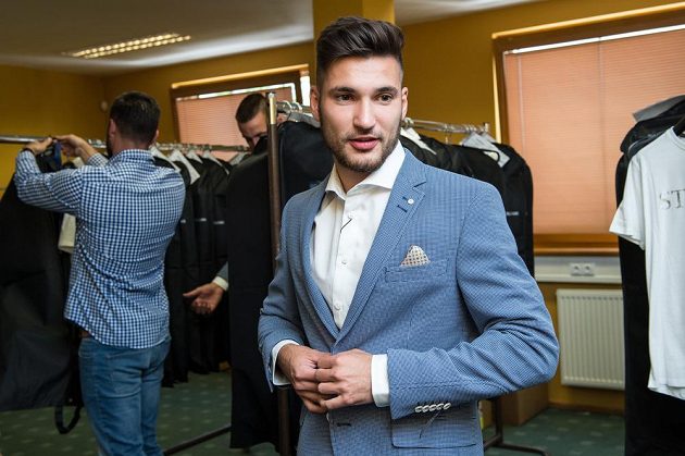 Michal Trávník během zkoušení obleků na srazu reprezentace do 21 let před nadcházejícím ME v Polsku.