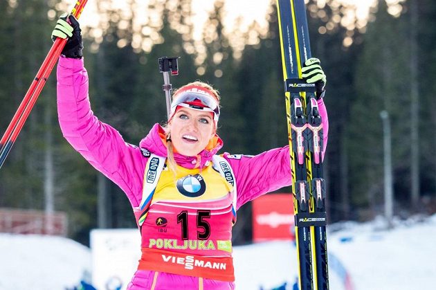 Gabriela Soukalová se raduje - i po úvodním závodě v Pokljuce zůstala ve žlutém dresu.