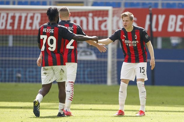 Fotbalista AC Milán Jens Petter Hauge oslavuje gól v síti Sampdorie v utkání italské ligy.