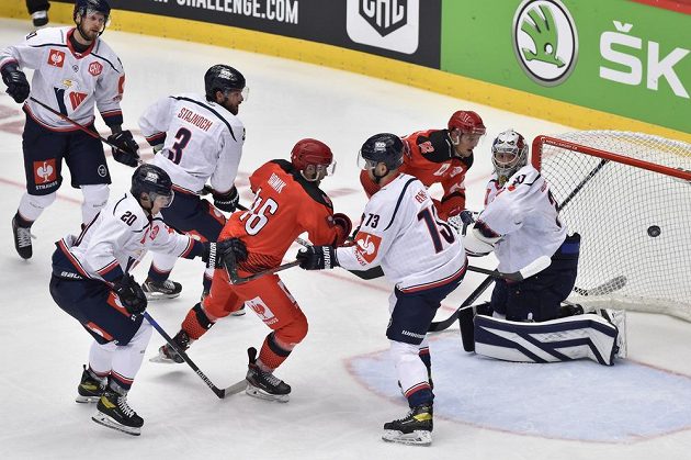 Nebezpečná situace před brankou Slovanu v utkání hokejové Ligy mistrů s Třincem.