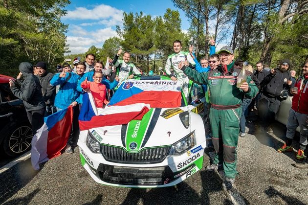 Jan Kopecký a Pavel Dresler se Škodou Fabia R5 v obklopení fanoušků na trati Katalánské rallye.