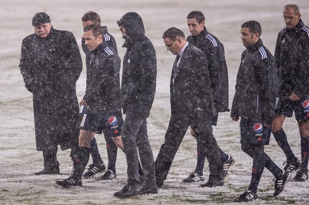 Rozhodčí Tomáš Kocourek (druhý zleva), delagát Miroslav Tulinger (uprostřed v obleku) na zasněžené ploše stadiónu Juliska před utkáním 19. kola Synot ligy mezi Duklou a Spartou Praha.