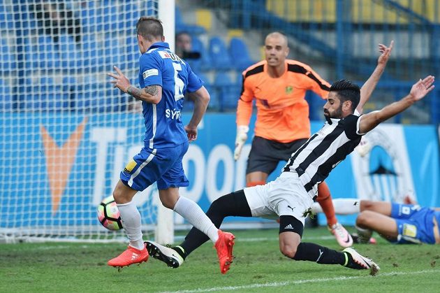 I druhý gól proti Larnace střílí Jan Sýkora (vlevo), Costas Mintikkis (vpravo) a brankář Rubén Mino (v pozadí) mu nezabránili.