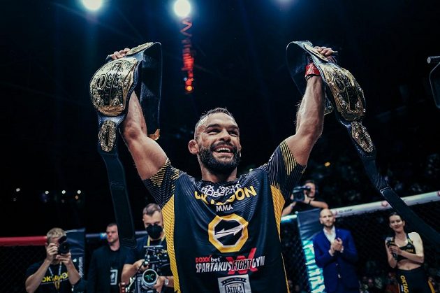 Ivan Buchinger se raduje ze zisku druhého titulu v organizaci OKTAGON MMA.