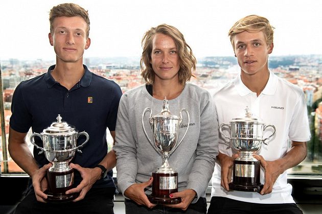 Tenistka Barbora Strýcová a junioři Jonáš Forejtek (vpravo) a Jiří Lehečka po návratu z Wimbledonu.