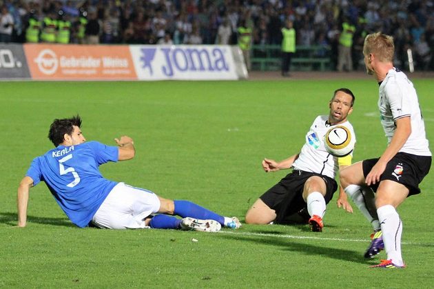 Samir Kerla (vlevo) ze Željezničaru Sarajevo a plzeňský kapitán Pavel Horváth.