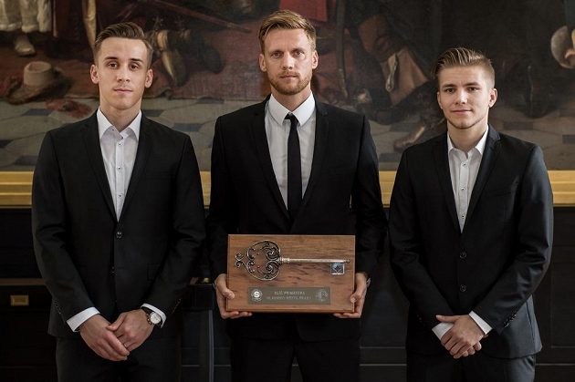Fotbalisté Sparty (zleva) Josef Šural, Radoslav Kováč a Martin Frýdek v Brožíkově síni na Staroměstské radnici s Klíč města Prahy.