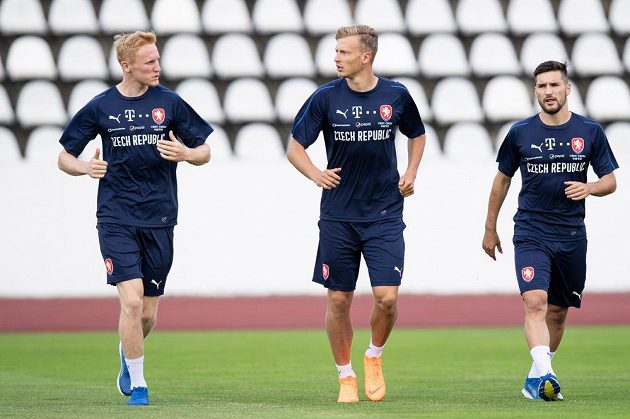 Václav Jemelka (vlevo), Antonín Barák a Michal Trávník během tréninku reprezentace na stadiónu Evžena Rošického v Praze.