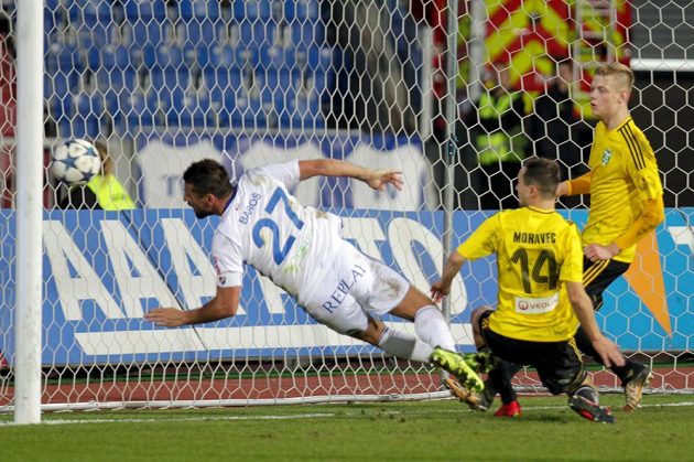 Ostravský útočník Milan Baroš z Baníku střílí z ofsajdové pozice vítězný gól Baníku v duelu s Karvinou.