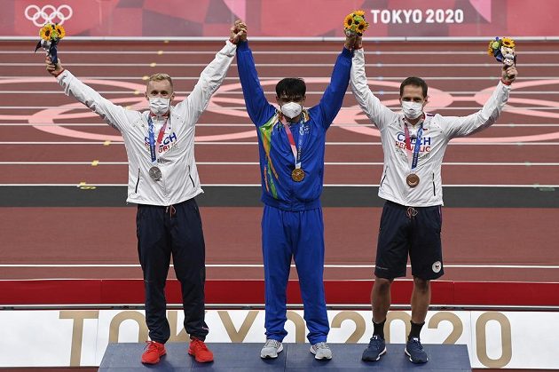 Zleva Jakub Vadlejch se stříbrnou, Ind Níradž Čopra se zlatou a Vítězslav Veselý s bronzovou medailí.
