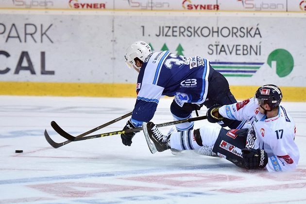 Lukáš Derner (vpravo) z Liberce a Colton Yellow Horn z Plzně během dohrávky úvodního extraligového kola.