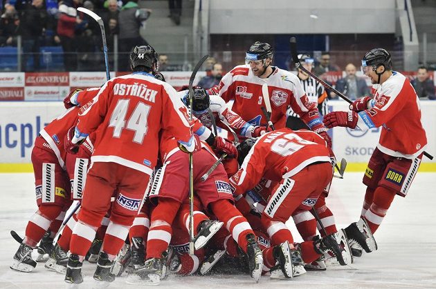 Hokejisté Olomouce se radují z vítězství v prodloužení na plzeňské ledě.
