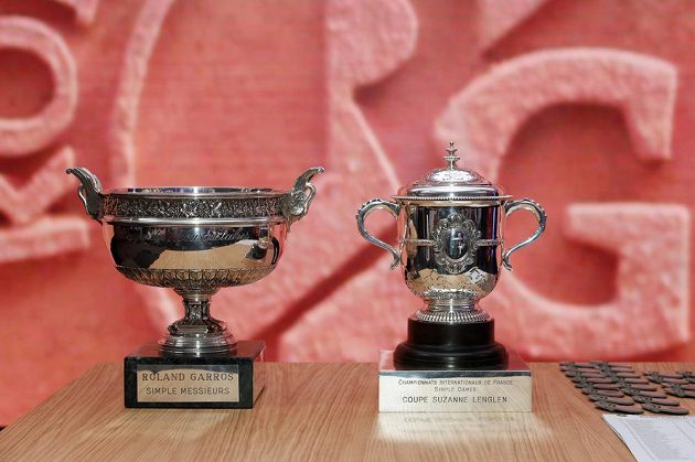 O tyto trofeje se v Paříži na Roland Garros hraje. Pohár vlevo je určen pro vítěze mužské dvouhry, pohár pro vítězku ženské.