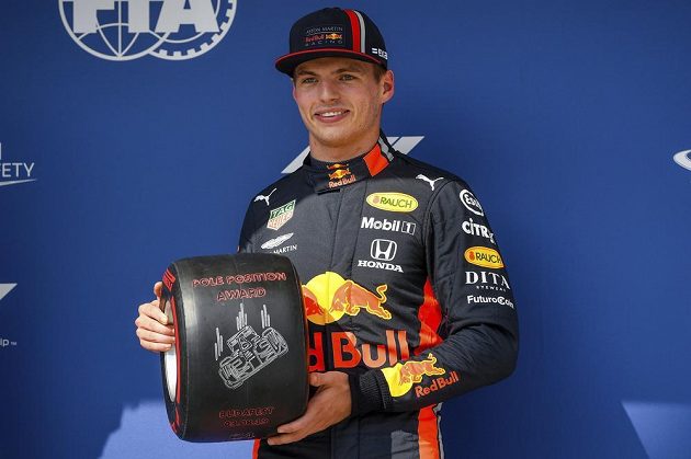 Velkou cenu Maďarska formule 1 vyhrál obhájce titulu a lídr šampionátu Lewis Hamilton z Mercedesu, přestože ještě 20 kol před koncem ztrácel na vedoucího Maxe Verstappena (na snímku) 20 sekund.