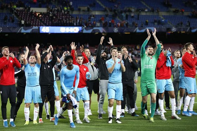 Děkovačka fotbalistů pražské Slavie divákům po utkání s Barcelonou na stadionu Camp Nou.