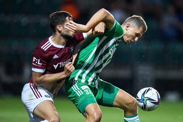 Dávid Hancko ze Sparty Praha a Tomáš Necid z Bohemians během utkání 4. kola Fortuna ligy.