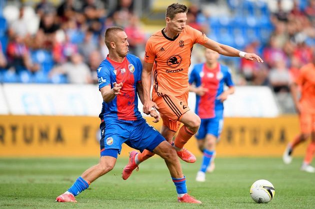 Luděk Pernica from Viktoria Plzeň and Milan Škoda from Mladá Boleslav during the 1st round match.