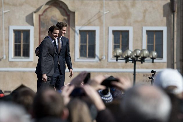 Tenisté Roger Federer ze Švýcarska (vlevo) a Tomáš Berdych se setkali na Staroměstském náměstí v Praze se svými fanoušky.
