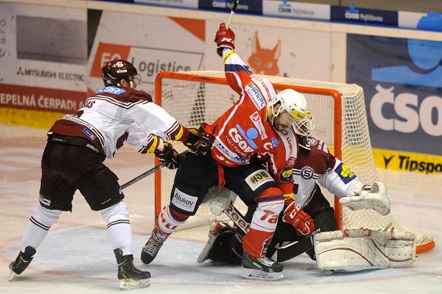 Pardubický obránce Petr Čáslava (uprostřed) před sparťanským brankářem Rastislavem Staňou v utkání 10. kola Tipsport extraligy.