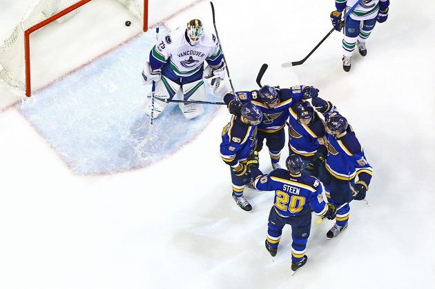Jori Lehtera (12) ze St. Louis slaví se spoluhráči svůj gól do sítě Vancouveru.