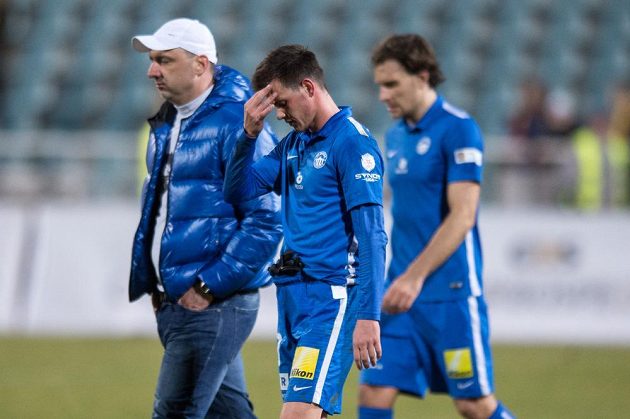 Záložník Slovanu Liberec Egon Vůch a trenér Jindřich Trpišovský po porážce s Duklou.
