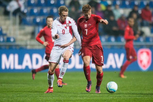 Český záložník Antonín Barák (vpravo) a Nicolai Jörgensen z Dánska během přátelského utkání v Mladé Boleslavi.