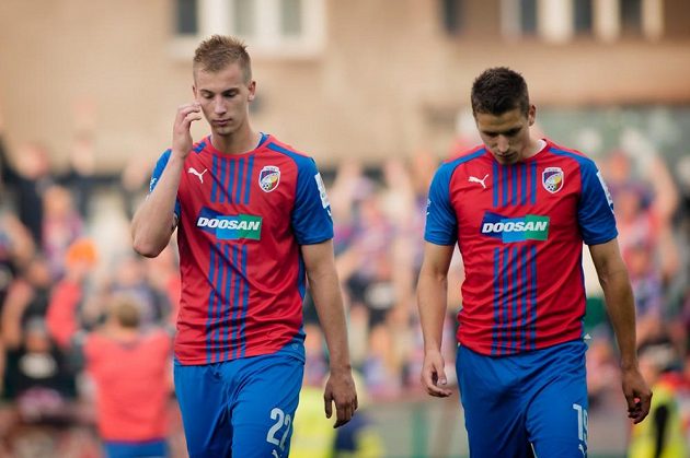 Jan Baránek (vlevo) a Jan Kovařík opouštěli Ďolíček na štítě...