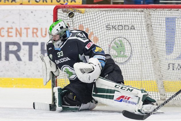 Mladoboleslavský brankář David Rittich inkasuje gól v úvodním čtvrtfinálovém duelu play off s Hradcem Králové.