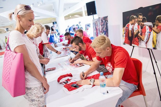 Por podpisy nových fotbalových mistrů ze Slavie si přišla i řada fanynek. Právě se jedné z nich podepisuje Michal Frydrych a také Michael Lüftner, jenž ale brzy z Edenu odejde na zahraniční angažmá.