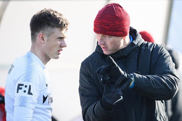 Martin Graiciar ze Sparty a trenér Václav Jílek během přípravného utkání s Jihlavou.