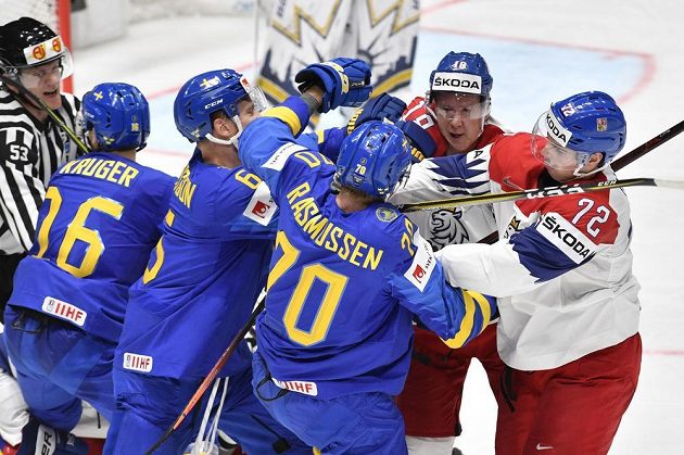 V potyčce (zleva) Švédové Marcus Krüger, Adam Larsson a Dennis Rasmussen a čeští hráči Ondřej Palát a Filip Chytil.