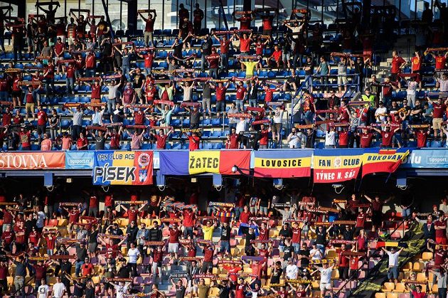 Téměř plná tribuna po uvolňování opatření fanoušků během utkání ve skupině o titul v rámci nadstavby Fortuna ligy mezi Spartou a Baníkem Ostrava.