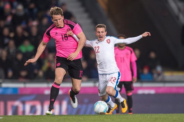 Christophe Berra ze Skotska (vlevo) a český záložník Vladimír Darida během přípravného utkání na Letné.