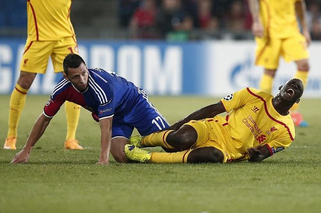 Stoper Basileje Marek Suchý (vlevo) a liverpoolský útočník Mario Balotelli během utkání druhého kola základních skupin Ligy mistrů.
