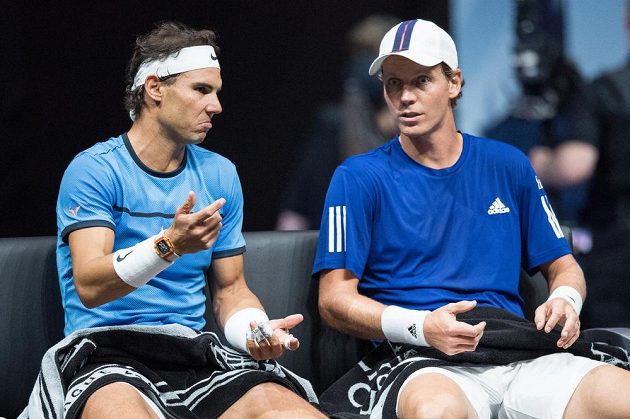 Rafael Nadal (vlevo) a Tomáš Berdych během čtyřhry s Jackem Sockem a Nickem Kyrgiosem v rámci Laver Cupu.