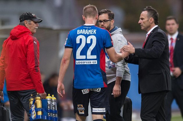 Plzeňský obránce Jan Baránek musel s podezřením na otřes mozku opustit hrací plochu. Vpravo trenér Viktorie Karel Krejčí.